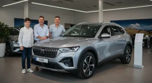 Ayudas Vehículos Eléctricos 2026: Hasta 7.000€ en España Familia feliz junto a un coche eléctrico nuevo en un concesionario, simbolizando la facilidad de adquisición.