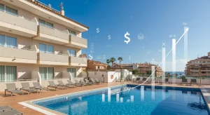 Actualización 2026: Deducciones Fiscales en Turismo y Ahorro del 15% Moderno hotel boutique con piscina en la costa española, símbolo de inversión turística rentable y beneficios fiscales.