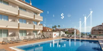 Moderno hotel boutique con piscina en la costa española, símbolo de inversión turística rentable y beneficios fiscales.