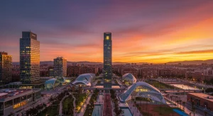 Paisaje urbano español moderno al atardecer, simbolizando el futuro y las oportunidades del turismo.
