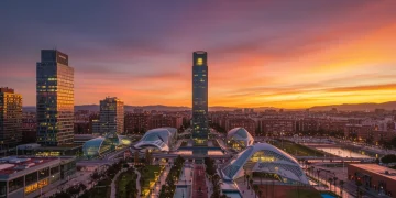 Paisaje urbano español moderno al atardecer, simbolizando el futuro y las oportunidades del turismo.