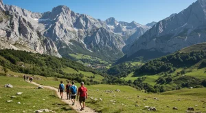 Senderistas disfrutando de las vistas panorámicas en los Picos de Europa, un destino ideal para el turismo activo en España.