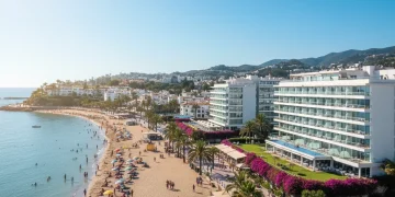 Paisaje costero español con hotel moderno y turistas, simbolizando una inversión turística exitosa.